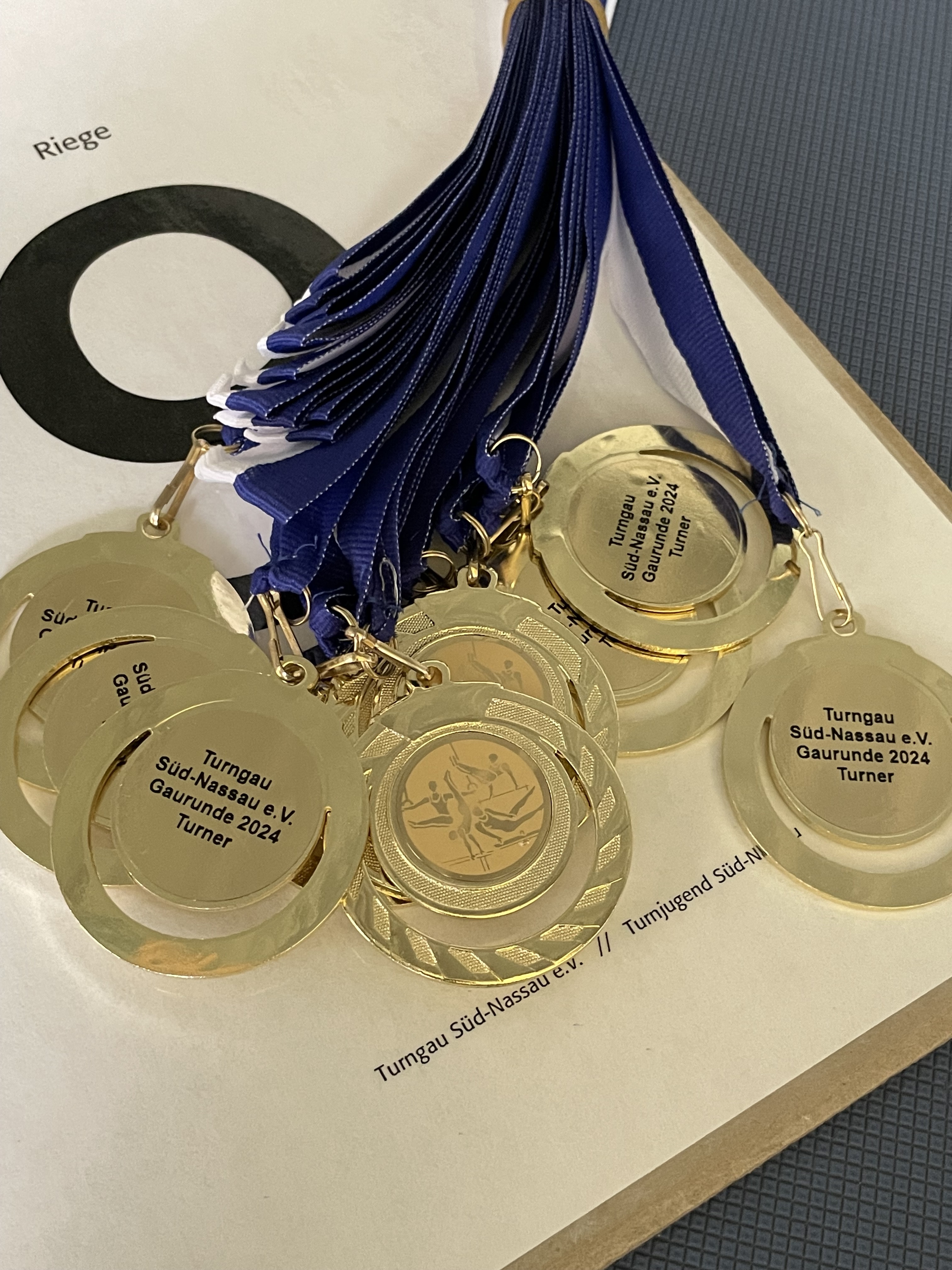Goldene Medaillen mit blauem Band